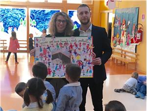 Chiara Avanzo e  Nicola Fioretti con il poster realizzato dai bambini per la Presidente