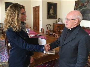 Il saluto tra la Presidente Avanzo e Monsignor Bressan